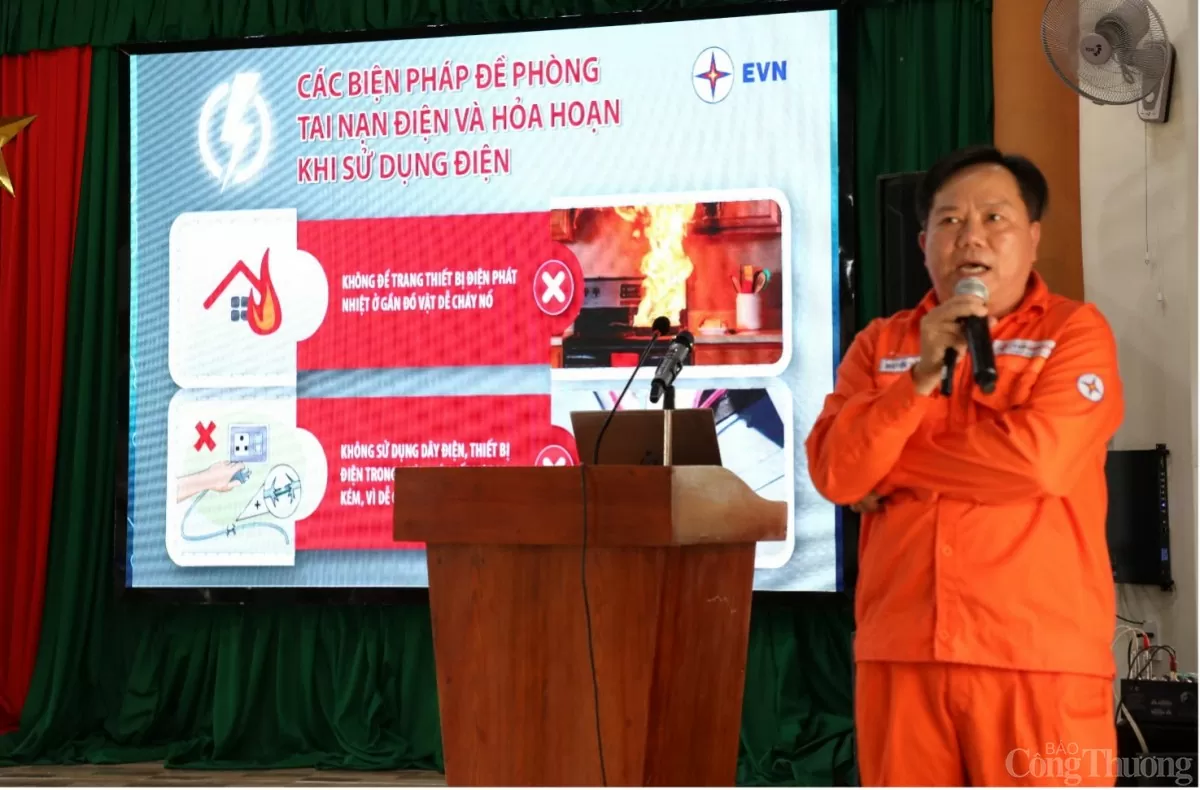 Cán bộ Công ty CP Thủy điện A Vương báo cáo tuyên truyền về sử dụng điện an toàn, hiệu quả