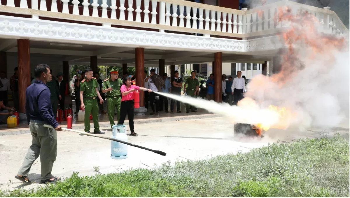 Người dân thực hành phòng cháy chữa cháy