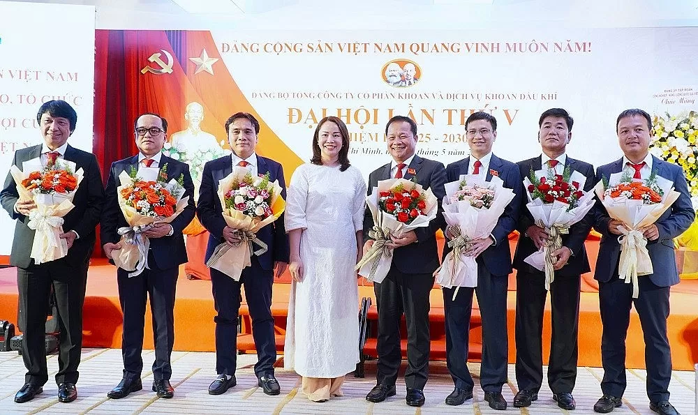 Đồng chí Vũ Thị Thu Hương chúc mừng Ban Thường vụ Đảng ủy PV Drilling nhiệm kỳ 2025-2030 (Ảnh PVD) Đồng chí Vũ Thị Thu Hương chúc mừng Ban Thường vụ Đảng ủy PV Drilling nhiệm kỳ 2025-2030 (Ảnh PVD)