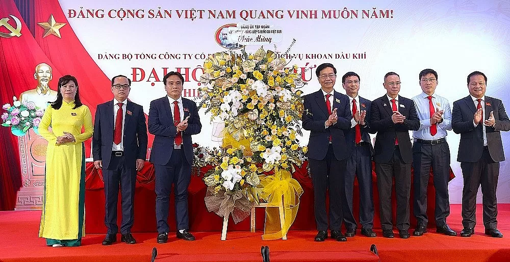 Đảng bộ Tập đoàn Công nghiệp - Năng lượng Quốc gia Việt Nam tặng hoa chúc mừng Đại hội (Ảnh PVD) Đảng bộ Tập đoàn Công nghiệp - Năng lượng Quốc gia Việt Nam tặng hoa chúc mừng Đại hội (Ảnh PVD)