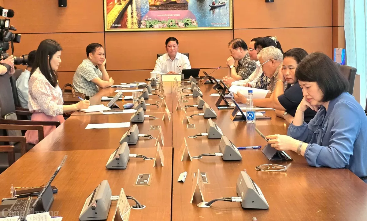 Toàn cảnh họp tổ 3 Toàn cảnh họp tổ 3