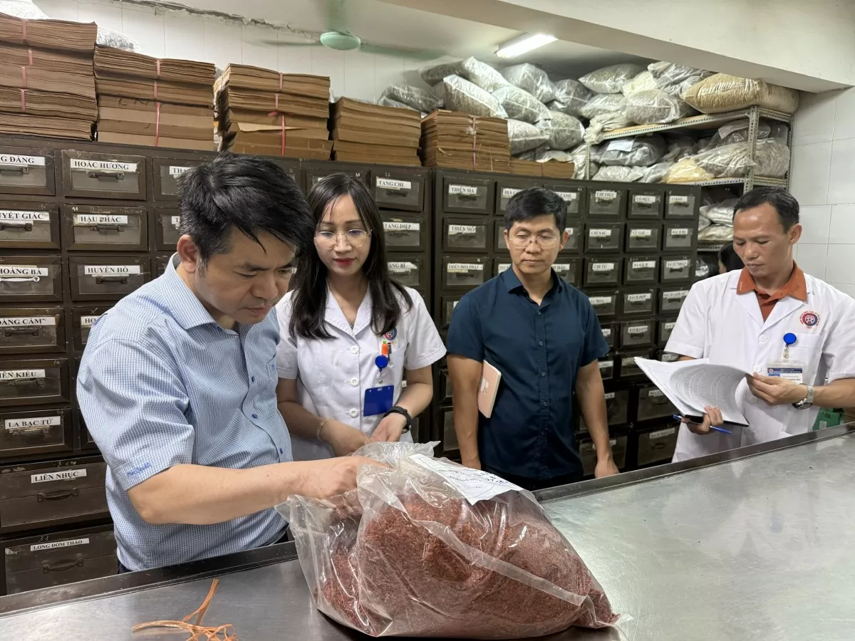 TS Trần Minh Ngọc - Phó Cục trưởng Cục Quản lý Y, Dược học cổ truyền - Trưởng đoàn kiểm tra của Cục Quản lý Y, Dược học cổ truyền kiểm tra tại Bệnh viện đa khoa y học cổ truyền Hà Nội chiều 21/5. TS Trần Minh Ngọc - Phó Cục trưởng Cục Quản lý Y, Dược học cổ truyền - Trưởng đoàn kiểm tra của Cục Quản lý Y, Dược học cổ truyền kiểm tra tại Bệnh viện đa khoa y học cổ truyền Hà Nội chiều 21/5.