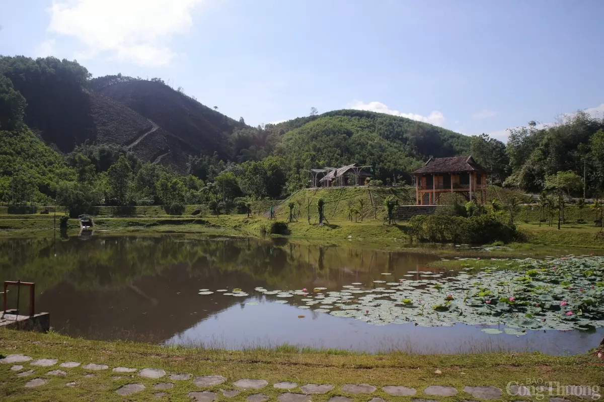 Ao cá Bác Hồ nằm trong Trung tâm Bảo tồn văn hóa H’rê huyện Sơn Hà