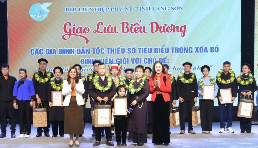 Các gia đình dân tộc thiểu số tiêu biểu được tôn vinh, tặng quà tại chương trình Giao lưu biểu dương do Hội Liên hiệp Phụ nữ tỉnh Lạng Sơn tổ chức. 1