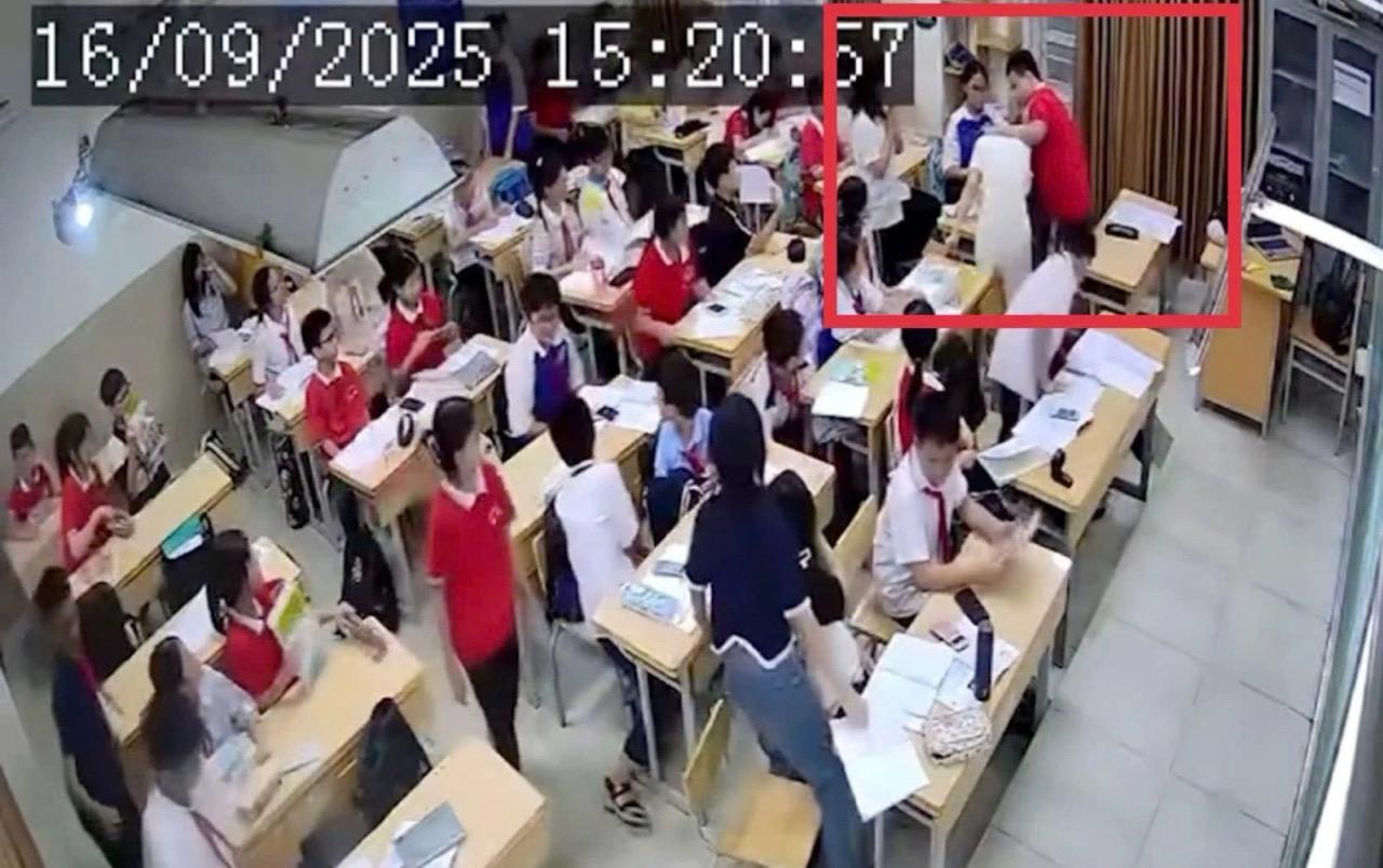 Nam sinh lớp 7 giật tóc, ghìm đầu cô giáo chủ nhiệm. 2056171360466047344-1758270905-7803-1758271121 lớn