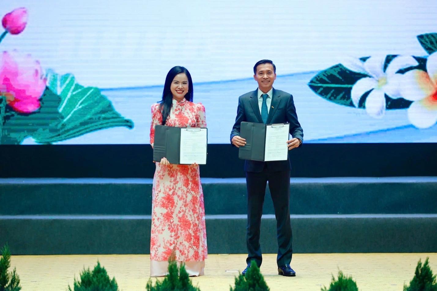 Bà Nguyễn Thị Thanh Bình, Phó Tổng Giám đốc T&T Group (bên trái) khẳng định, việc đầu tư Nhà máy điện gió Savan 1 và liên kết với lưới truyền tải quốc gia có ý nghĩa quan trọng. 51756740025.jpeg