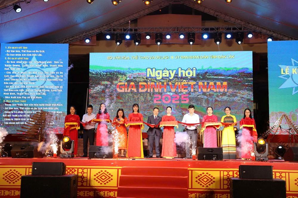 Ngày hội gia đình Việt Nam 2025 được tổ chức tại Đắk Lắk. z6742324621386b004ad431268de0c4935bba828678367_yisn