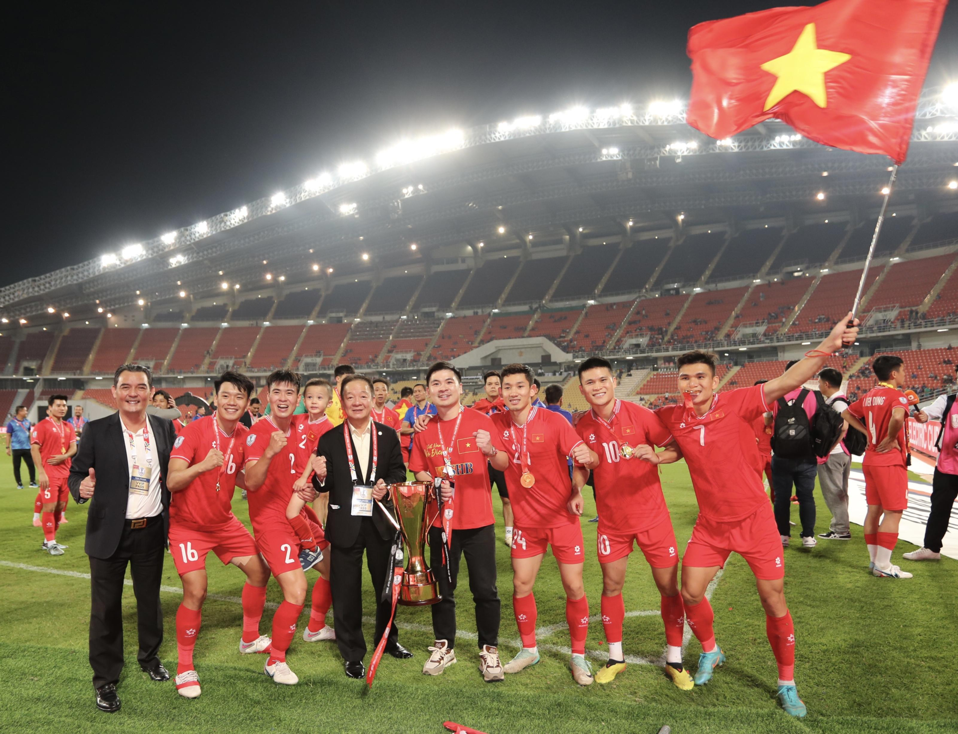 Doanh nhân Đỗ Quang Hiển - Chủ tịch SHB đã thuê nhiều chuyến bay đưa cổ động viên, gia đình các cầu thủ sang Thái Lan cổ vũ cho đội tuyển quốc gia Việt Nam giành cúp vô địch ASEAN Cup 2024. Đó cũng là sự khẳng định SHB sẵn sàng bước vào Kỷ nguyên vươn mình của dân tộc. đỗ quang hiển