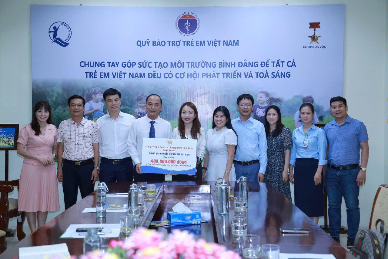 Bà Võ Thuý Hiền - Giám đốc Công ty TNHH Sản xuất kinh doanh Thực phẩm Chay Âu Lạc trao biển tượng trưng hỗ trợ kinh phí phẫu thuật tim cho trẻ em có hoàn cảnh đặc biệt, khó khăn. A1