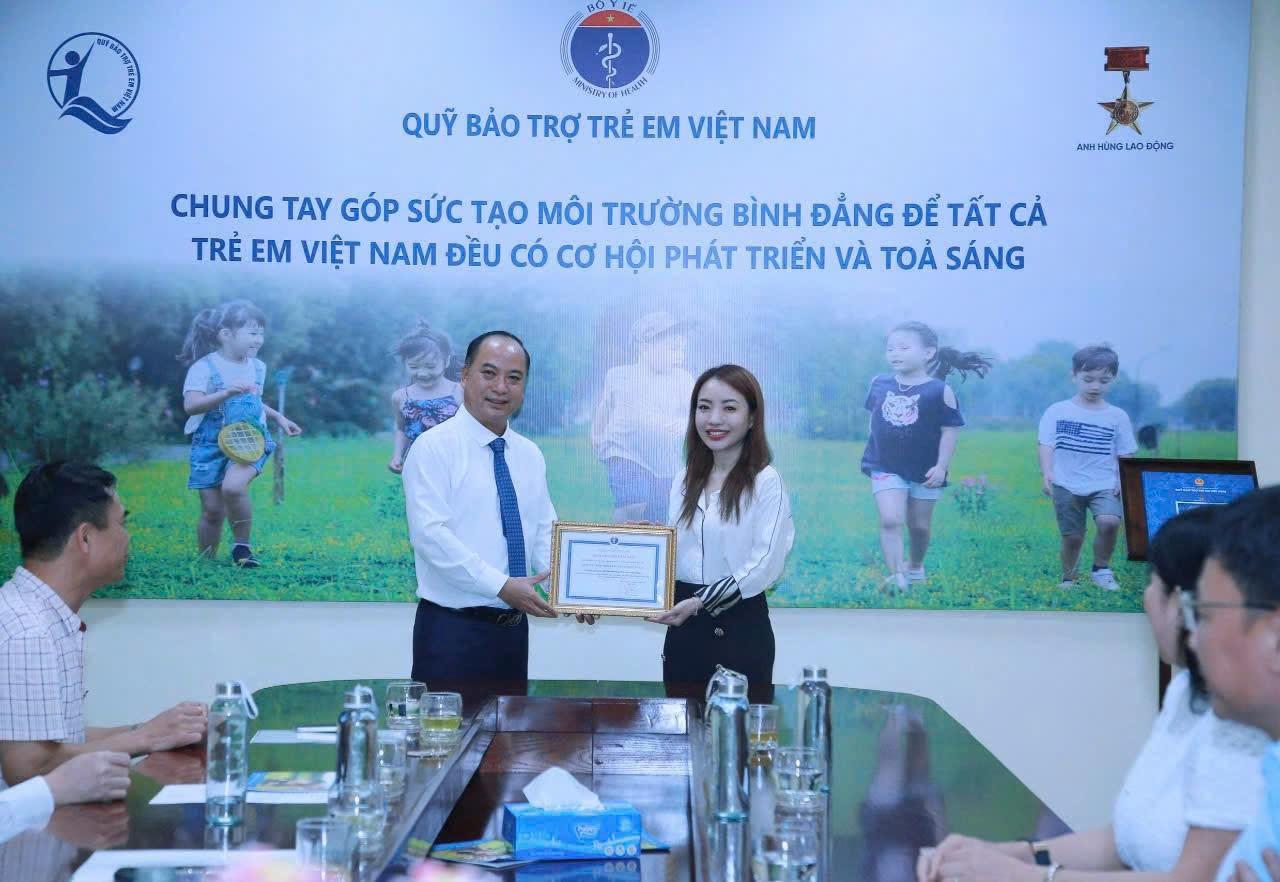 Ông Đinh Tiến Hải - Giám đốc Quỹ BTTEVN trao giấy chứng nhận tài trợ và quà lưu niệm cho bà Võ Thuý Hiền - Giám đốc Công ty TNHH Sản xuất kinh doanh Thực phẩm Chay Âu Lạc. A3