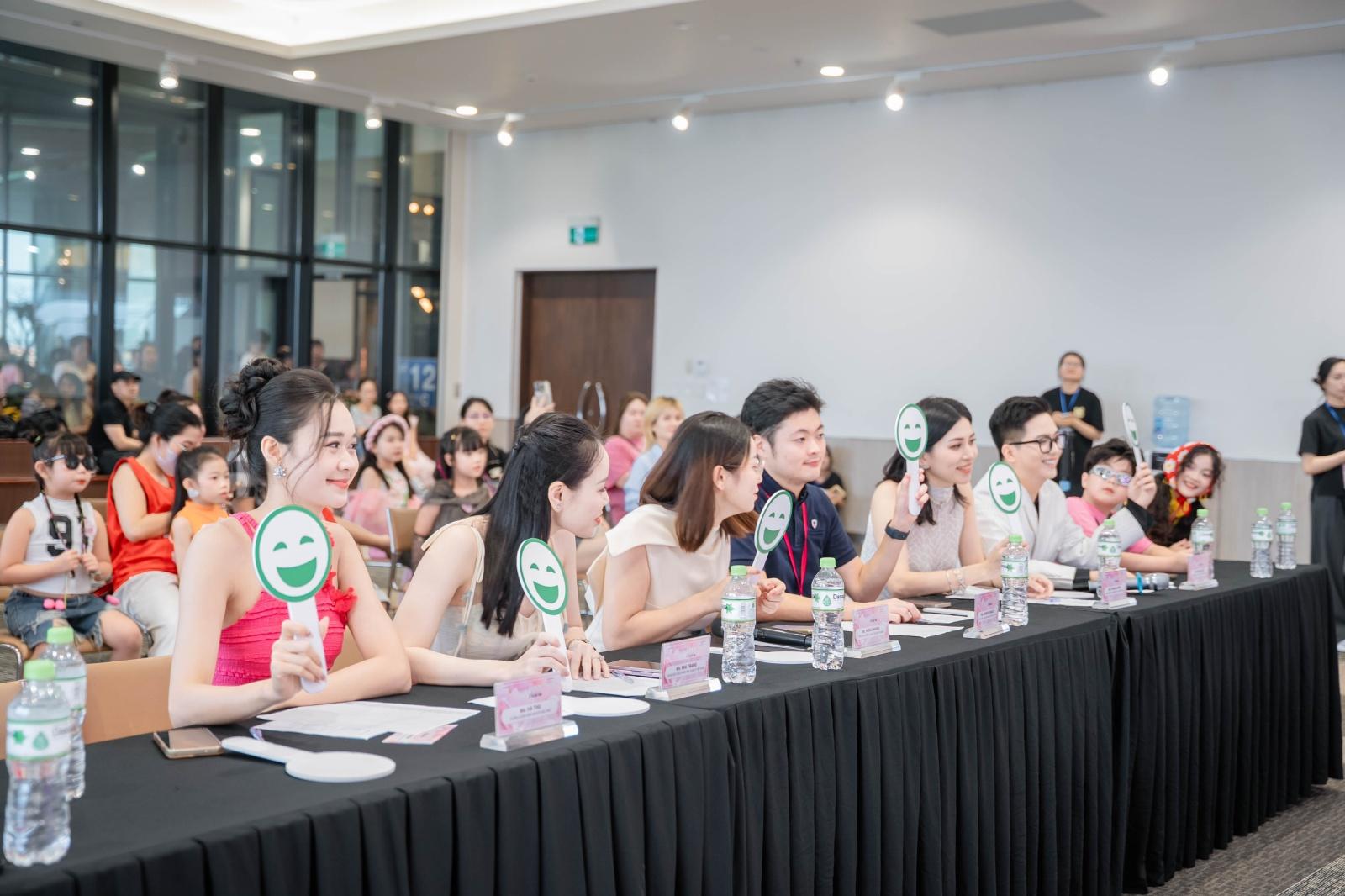 Dàn Ban Giám khảo cuộc thi. HHDSC07200