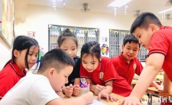 “Tại sao con không chơi điện thoại?” – Câu trả lời bất ngờ của em bé lớp 3