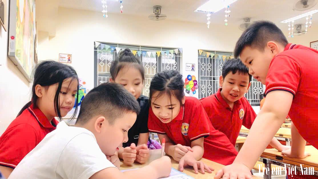 Trẻ em rất cần sự đồng hành sát sao từ cha mẹ để được học tập và tham gia những trò chơi bổ ích, phát triển trí tuệ. quyền trẻ em