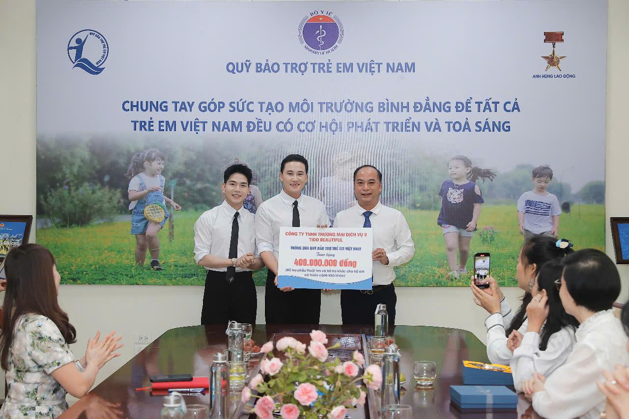 Ông Đinh Tiến Hải – Giám đốc Quỹ BTTEVN tiếp nhận 400 triệu đồng hỗ trợ trẻ em có hoàn cảnh khó khăn từ Công ty TNHH Thương mại Dịch vụ 9 Tido Beautiful. A1