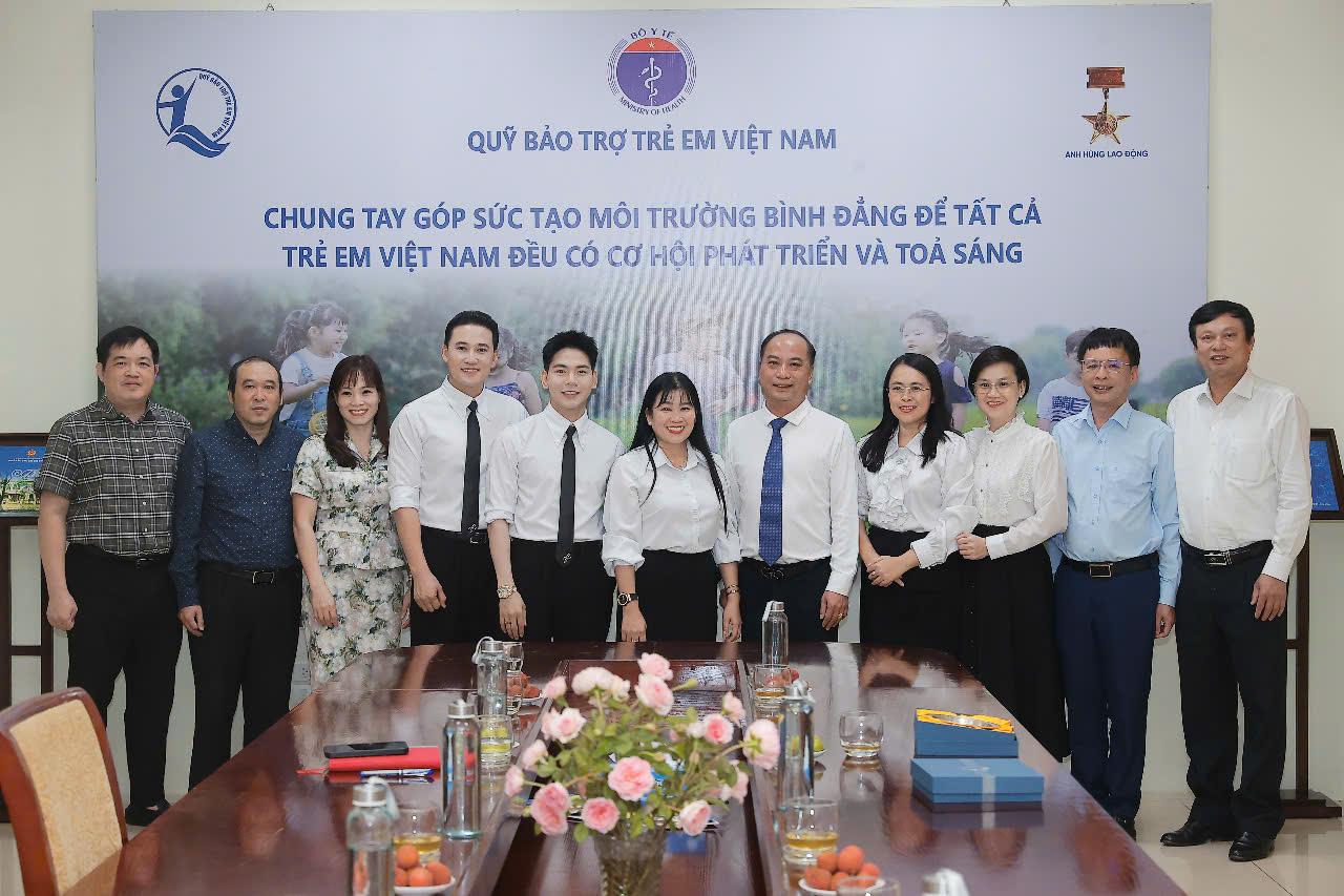 Lãnh đạo Quỹ BTTEVN chụp hình lưu niệm cùng đoàn công tác hỗ trợ trẻ em có hoàn cảnh khó khăn của Công ty TNHH Thương mại Dịch vụ 9 Tido Beautiful. A3