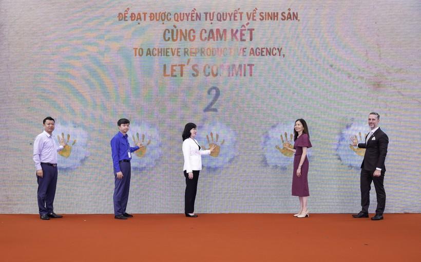 Các đại biểu cùng nhau nhấn nút khởi động và lan tỏa các thông điệp hưởng ứng ngày Dân số thế giới 2025. A2