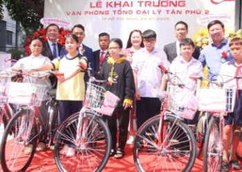 Trao tặng xe đạp cho học sinh có hoàn cảnh khó khăn