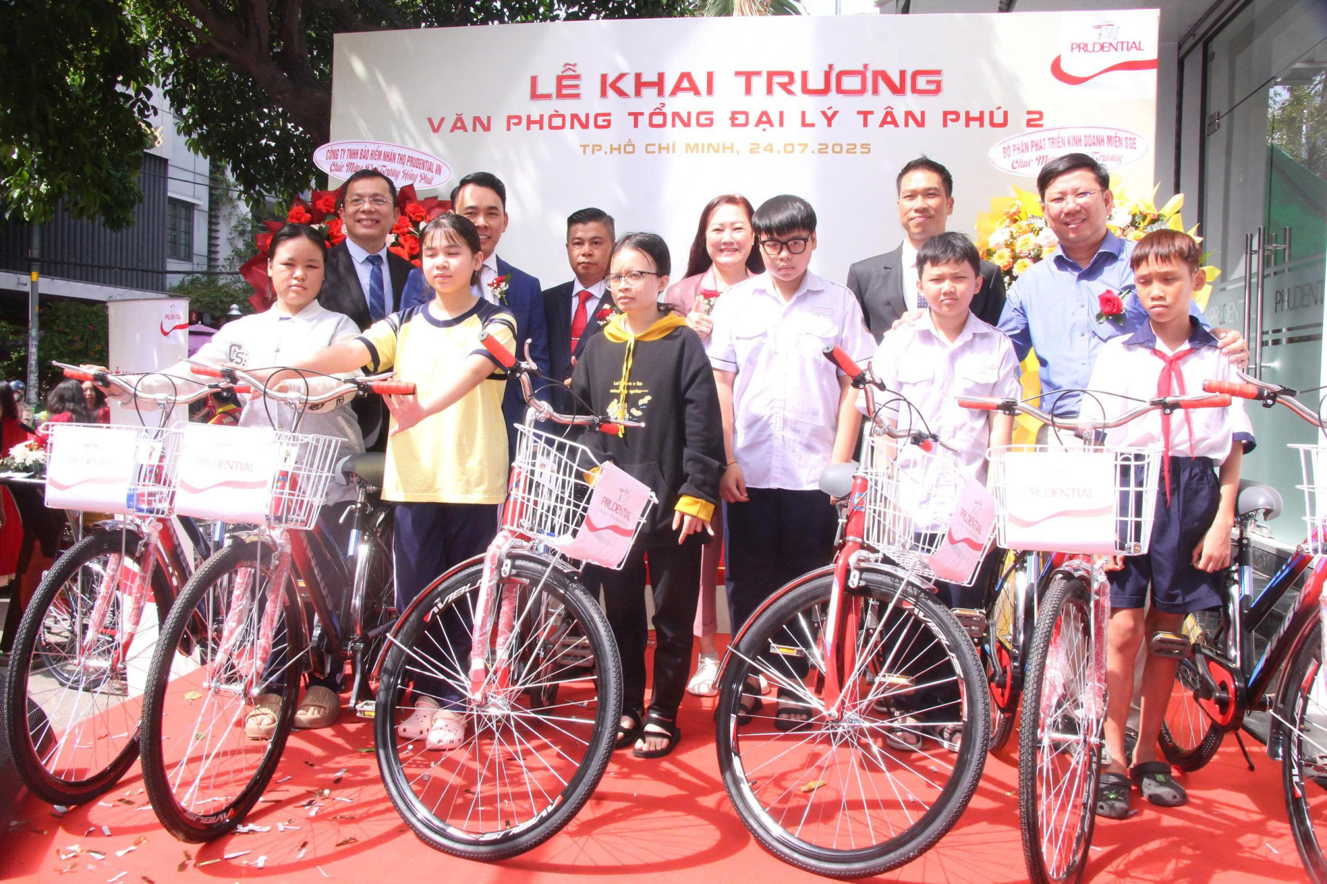 Đại diện các em học sinh có hoàn cảnh khó khăn vươn lên trong học tập lên nhận xe đạp. A1