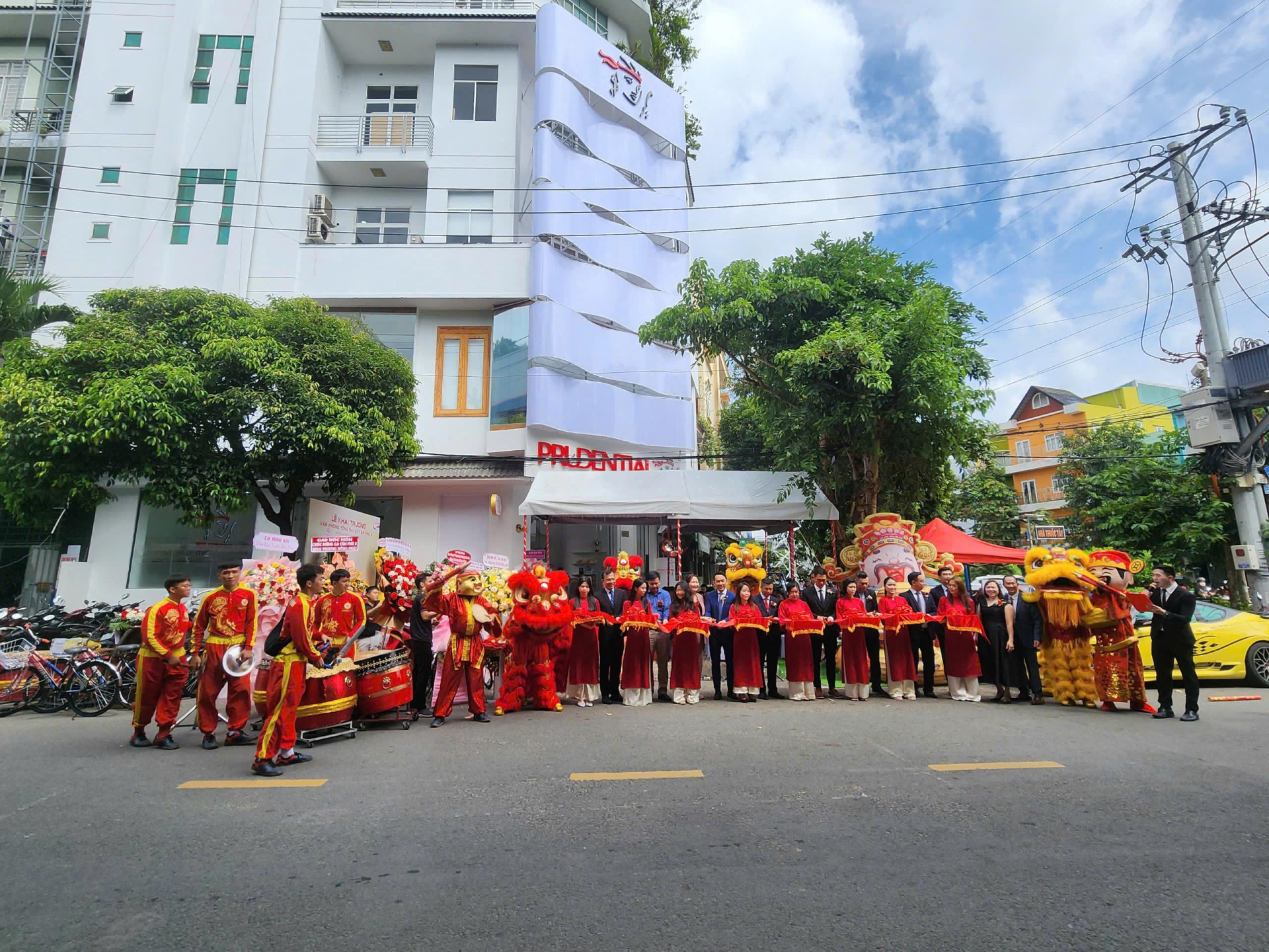 Các đại biểu tham dự cắt băng khánh thành khai trương Văn phòng Tổng Đại lý Tân Phú 2. A2