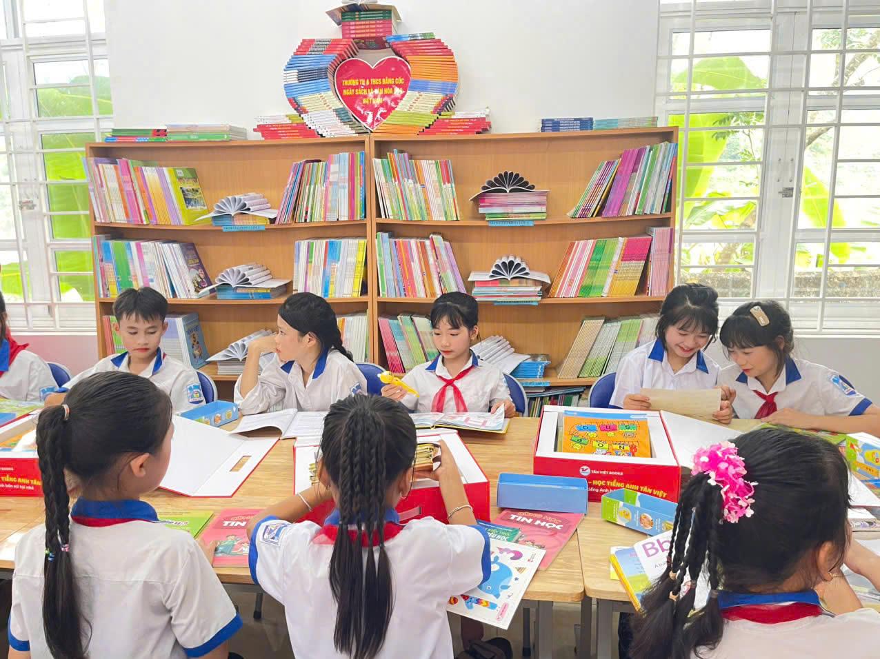 Đọc sách nuôi dưỡng tâm hồn trẻ thơ. Đọc sách nuôi dưỡng tâm hồn trẻ thơ.