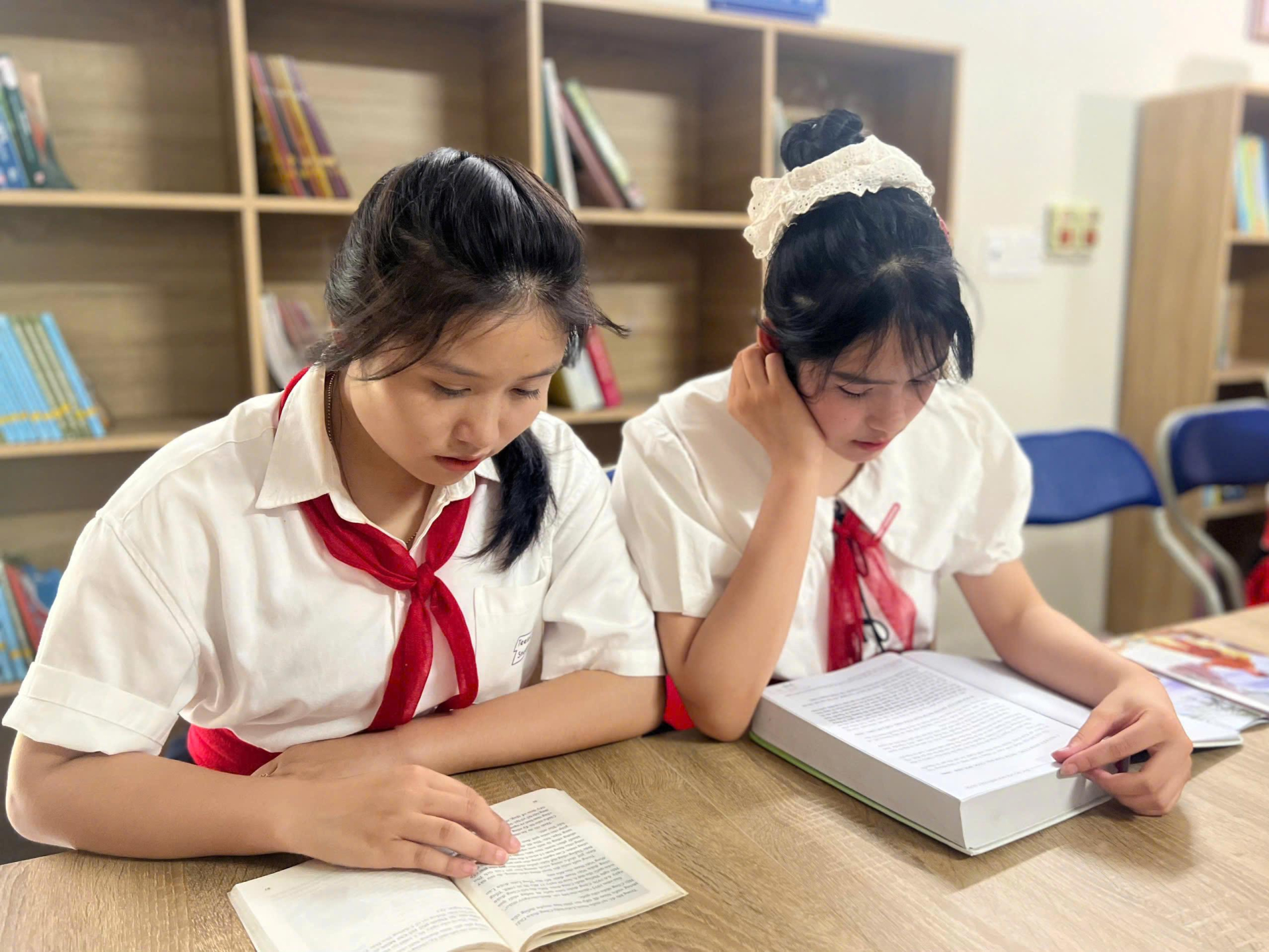 Trẻ đọc sách tại thư viện. Trẻ đọc sách tại thư viện