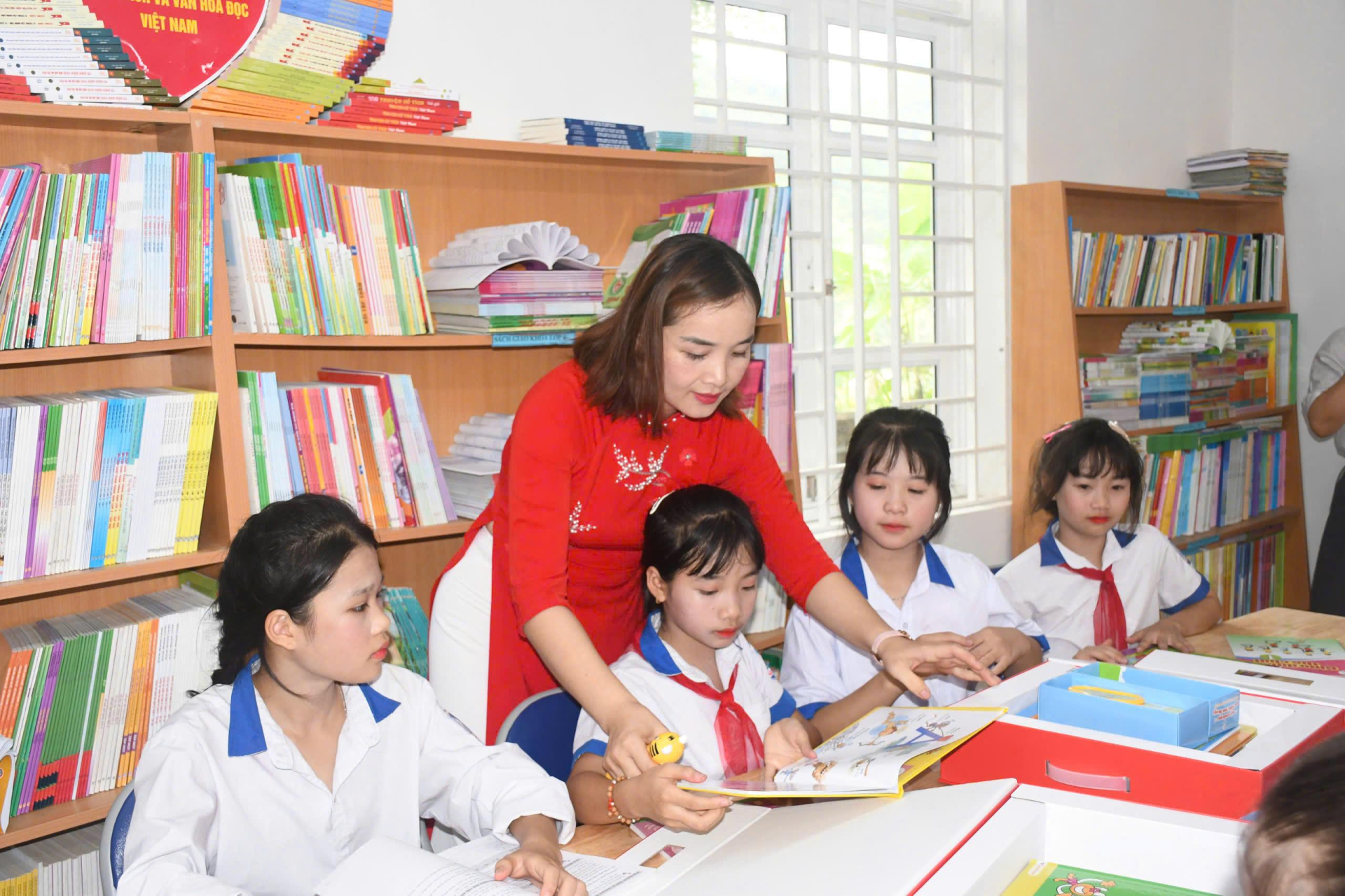 Văn học có vai trò đặc biệt quan trọng đối với sự hình thành nhân cách con người, đặc biệt là trẻ nhỏ. văn học có vai trò đặc biệt quan trọng đối với sự hình thành nhân cách con người, đặc biệt là trẻ nhỏ