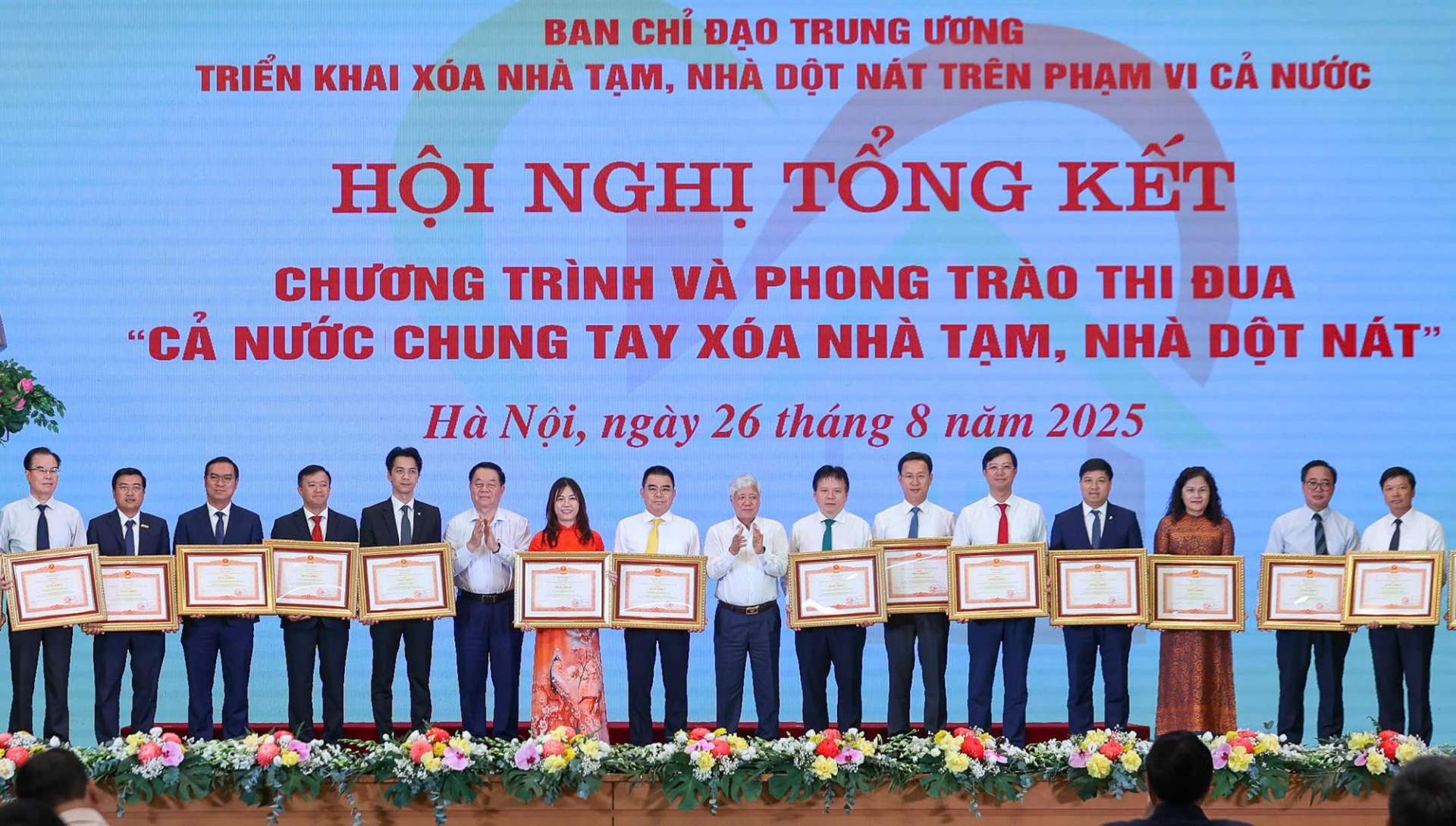 Phó Tổng Giám đốc SHB Ninh Thị Lan Phương (áo dài cam đỏ) đại diện Ngân hàng nhận Bằng khen của Thủ tướng Chính phủ. Phó Tổng Giám đốc SHB Ninh Thị Lan Phương (áo dài cam đỏ) đại diện Ngân hàng nhận Bằng khen của Thủ tướng Chính phủ