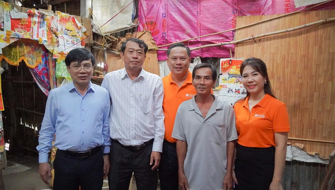 Đại diện SHB đến thăm hỏi, động viên người dân gặp khó khăn về nhà ở tại tỉnh Sóc Trăng (nay là TP Cần Thơ). Đại diện SHB đến thăm hỏi, động viên người dân gặp khó khăn về nhà ở tại tỉnh Sóc Trăng (nay là TP Cần Thơ)