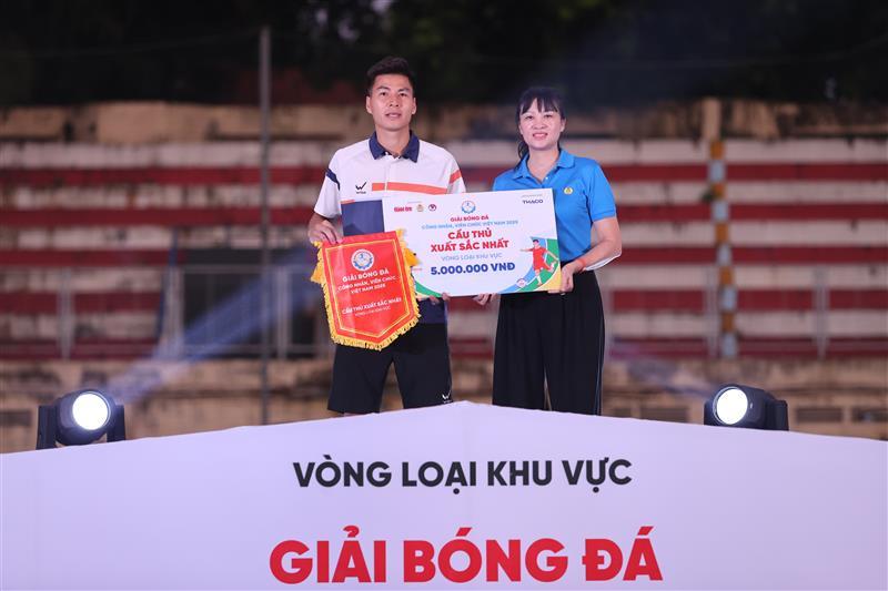 Cầu thủ Nguyễn Anh Sơn giành danh hiệu Cầu thủ xuất sắc nhất vòng loại phía Bắc Anh 2