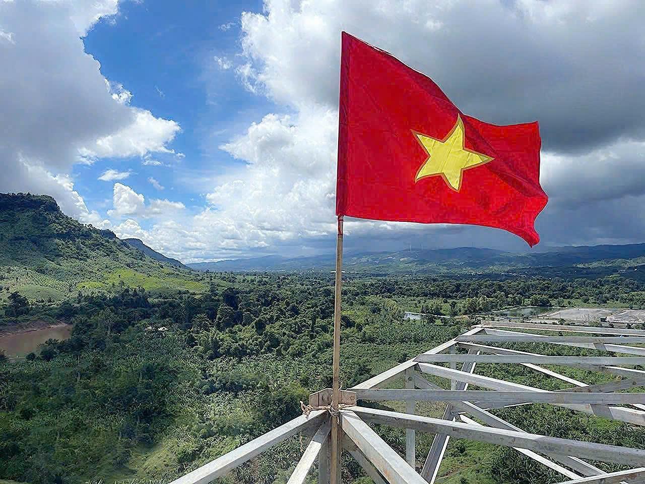 Sau hơn 6 tháng thi công thần tốc, tuyến đường dây truyền tải 220kV từ nhà máy điện gió Savan 1 trên lãnh thổ Lào đã được hoàn thành và sẵn sàng đấu nối vào hệ thống điện quốc gia Việt Nam trong tương lai gần. nh thumb