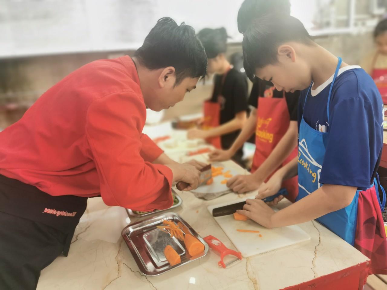 Không cho con làm việc nhà là vô tình tước đi quyền cho con được trưởng thành và yêu thương. Ảnh: Lớp Dạy trẻ Nấu ăn EZcooking nh