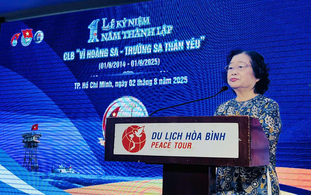 Câu lạc bộ “Vì Hoàng Sa - Trường Sa thân yêu” ra đời vào ngày 1/8/2014 do bà Trương Mỹ Hoa - Nguyên Phó Chủ tịch nước, Chủ tịch Quỹ Học bổng Vừ A Dính làm Chủ nhiệm. Ba Truong My Hoa