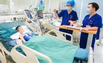 Trẻ đuối nước: Đừng dốc ngược, hãy sơ cứu đúng cách