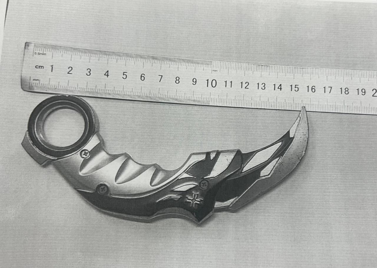 Vật sắc nhọn mà cô giáo thu của học sinh. image-1-17582764397641613921042 lớn