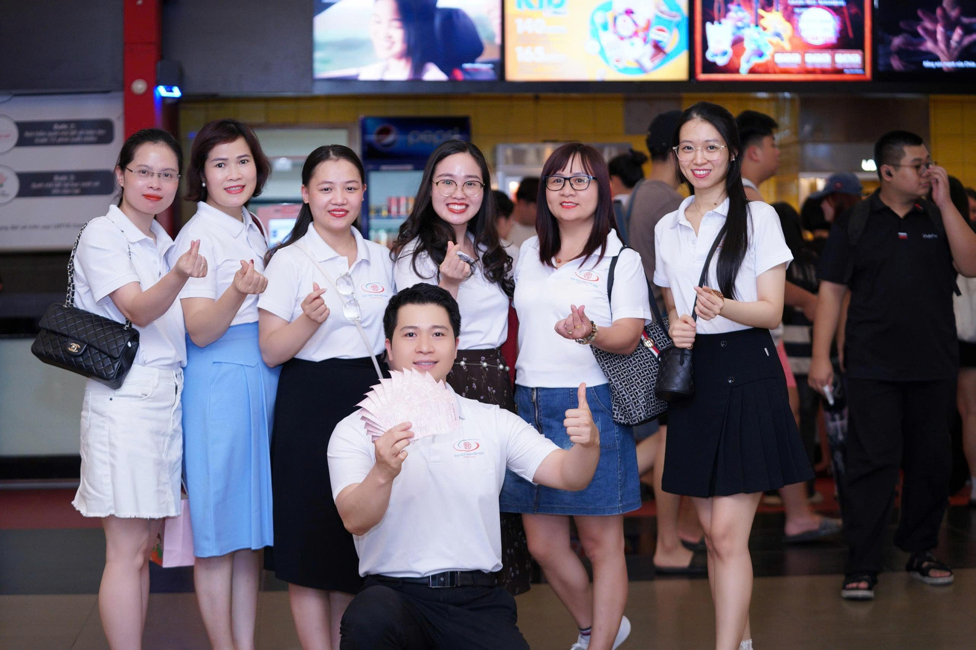 Nụ cười rạng rỡ bên những tấm vé Mưa Đỏ – niềm vui nhỏ mang theo bài học lớn về tri ân và trách nhiệm. IMG_2187