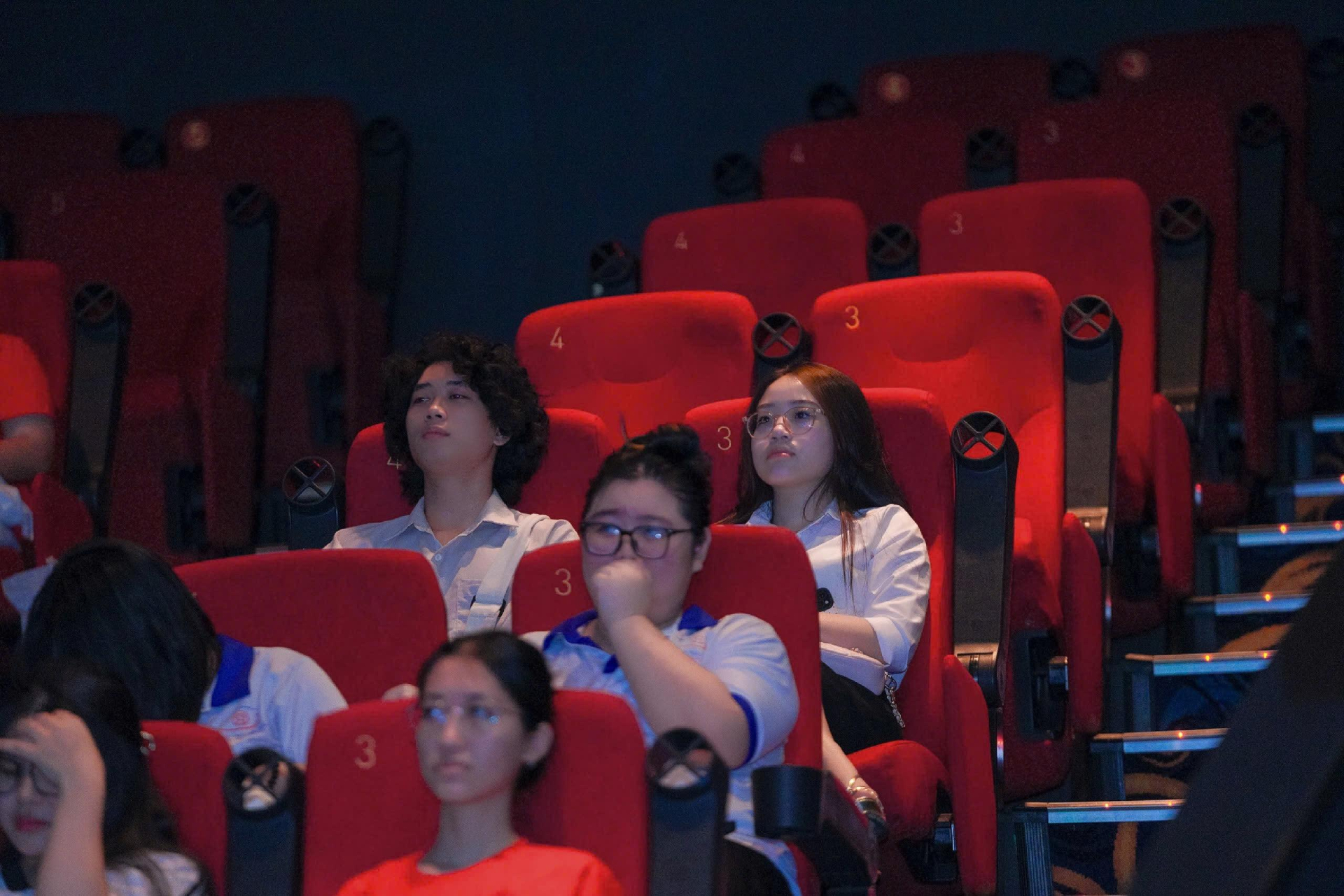 Khoảnh khắc sinh viên NTU lặng đi trước ký ức hào hùng của dân tộc. IMG_2199