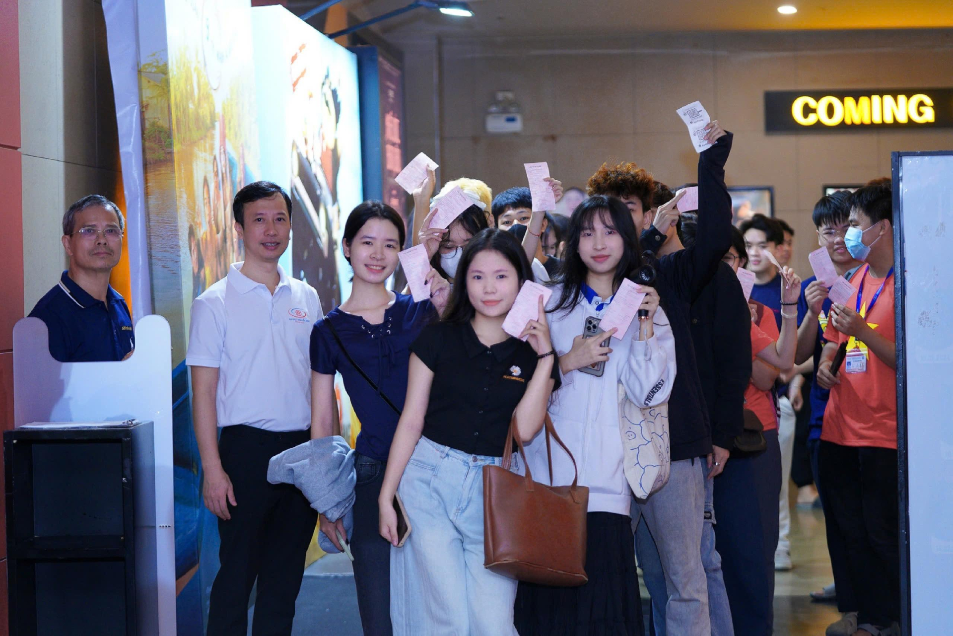 Các bạn sinh viên háo hức nhận vé xem phim “Mưa đỏ” từ Nhà trường. IMG_2210