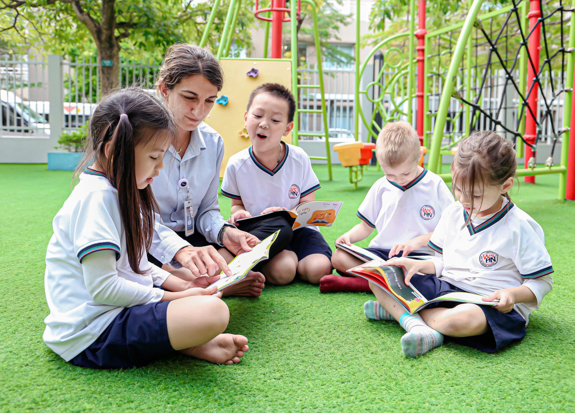 Trẻ nhỏ cần được quan tâm phát triển cả trí tuệ và cảm xúc. wellspring3