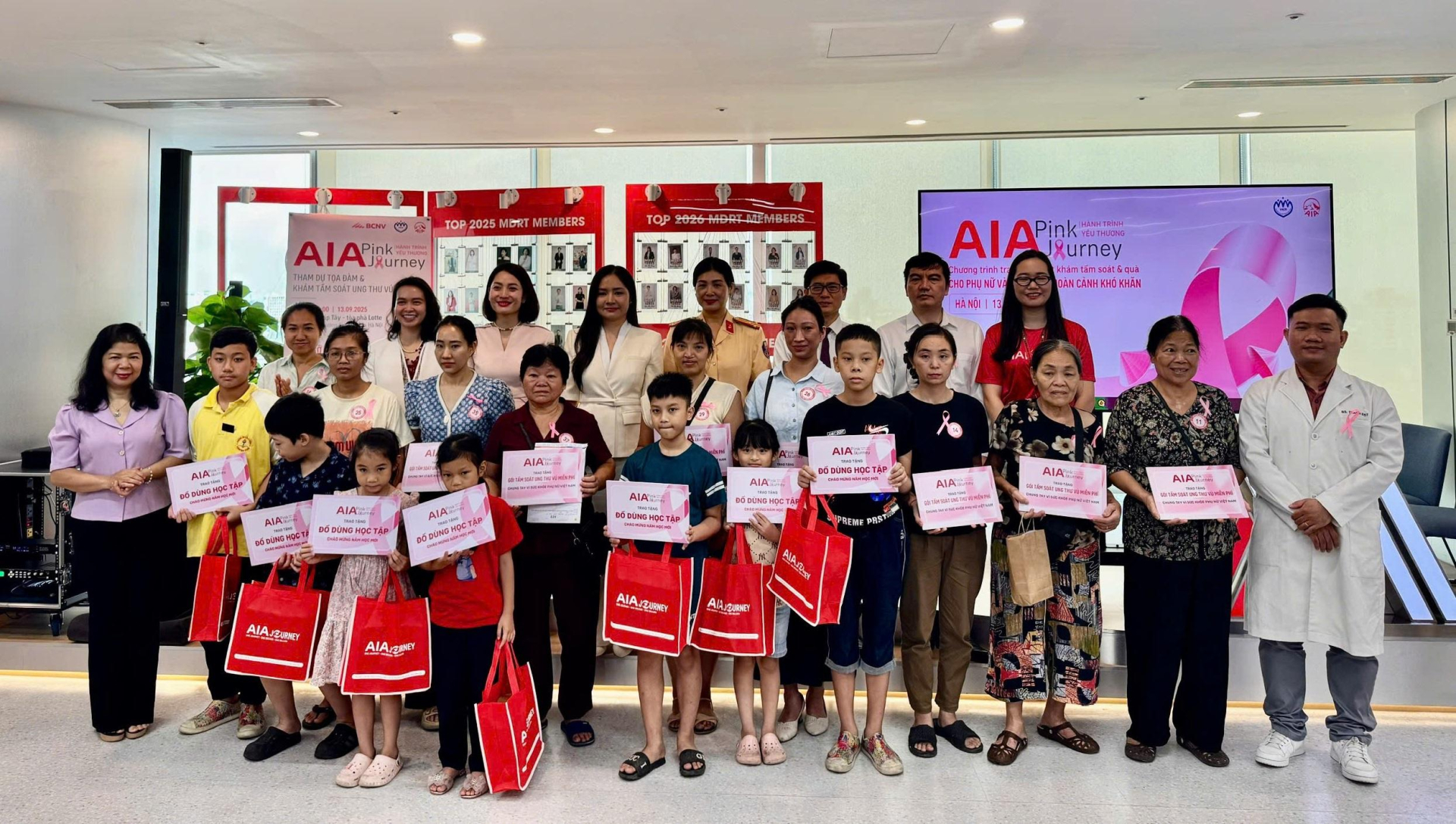 Tặng 30 suất đồ dùng học tập cho trẻ em có hoàn cảnh khó khăn. z7013017265804_a256829d16