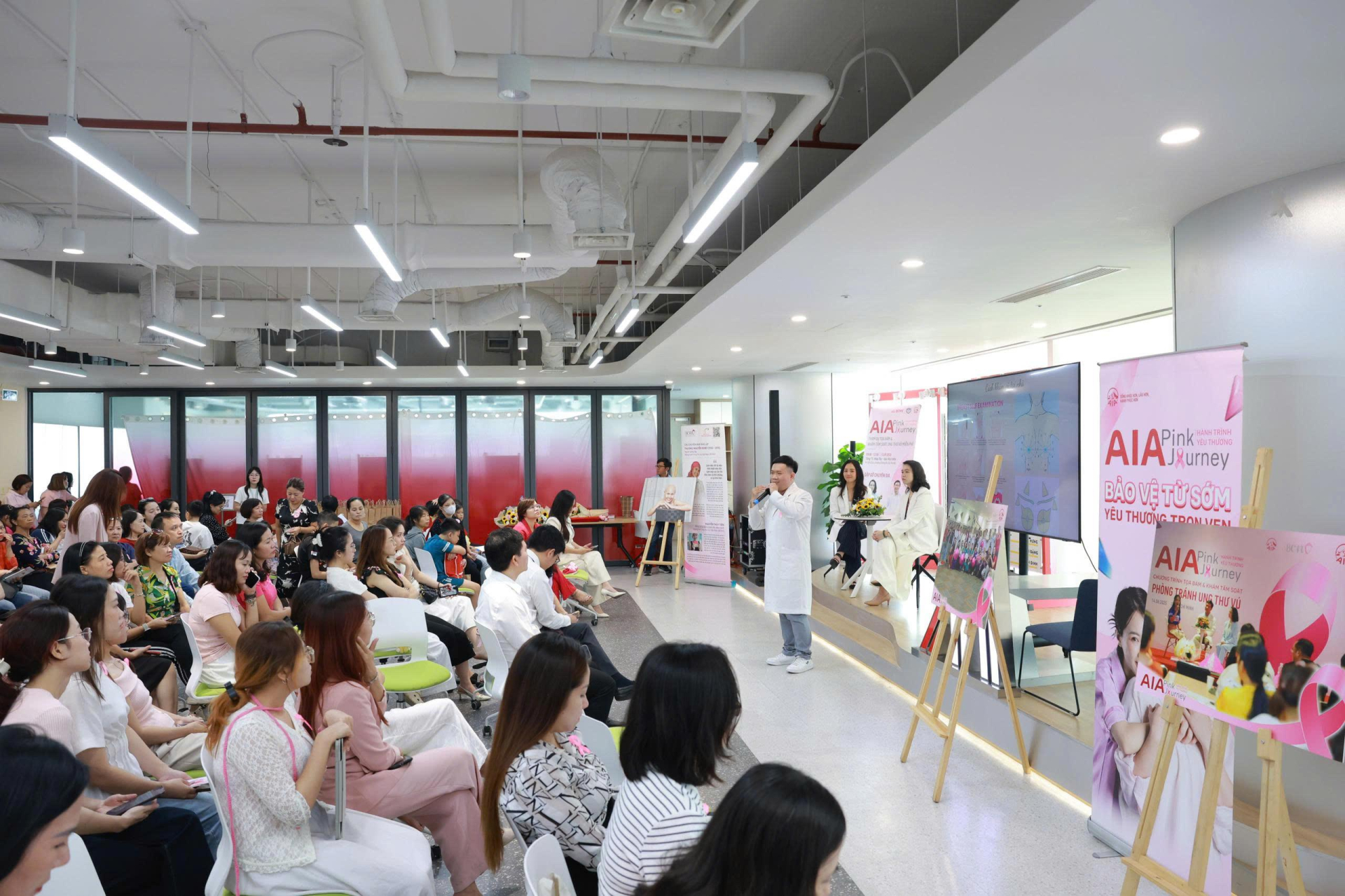 Hơn 100 phụ nữ đã được thăm khám và trực tiếp tư vấn bởi các chuyên gia y tế giàu kinh nghiệm, giúp giải đáp thắc mắc và nâng cao hiểu biết trong việc bảo vệ sức khỏe. z7013019337948_7e497b25d3