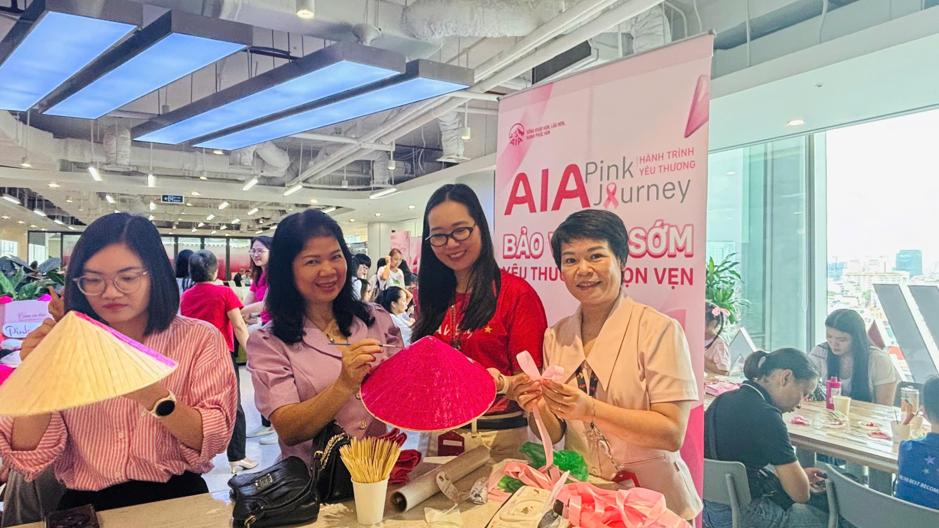 Tham gia vẽ tranh trên nón lá. z7013019790644_46c4d4bcfa