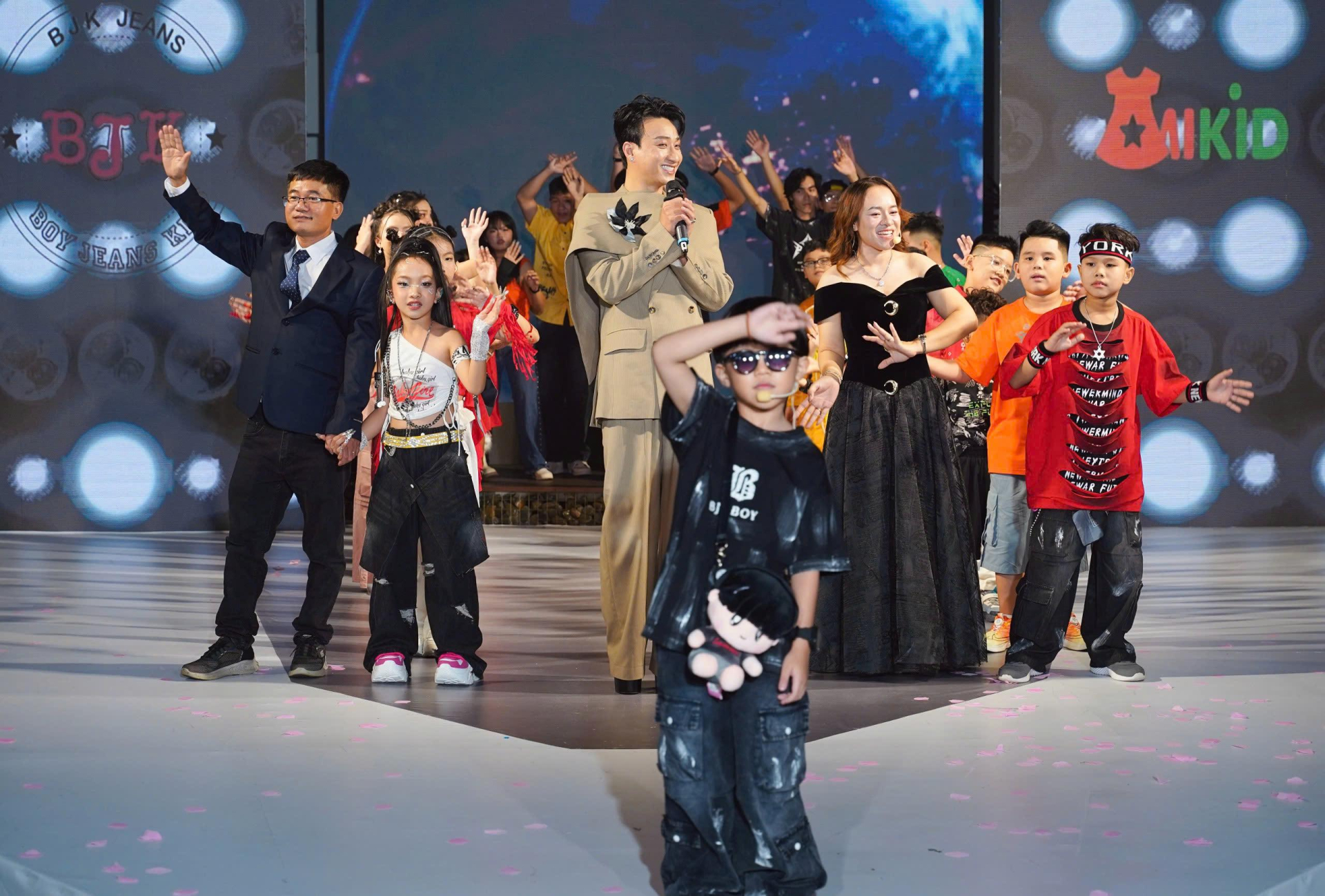 Những bộ cánh hứa hẹn tạo nên “cơn sốt” trên thị trường, với thiết kế độc quyền, chất liệu cao cấp và phong cách thời trang dẫn đầu xu hướng. z7093301901260_d79cacf75c0be40fed44d2acf6b0e35f