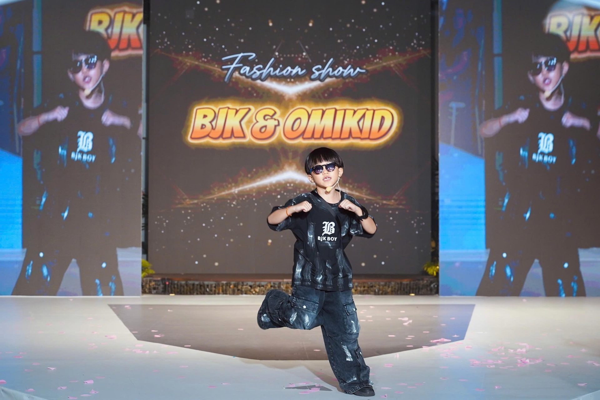 Màn trình diễn của Xệ Xệ xóa nhòa ranh giới giữa trình diễn thời trang và biểu diễn âm nhạc, theo đúng tinh thần mà Giám đốc sáng tạo Lê Thị Hồng Nhung muốn truyền tải. z7093309783940_9add5eb93ed830f94f1873e9f3eda348