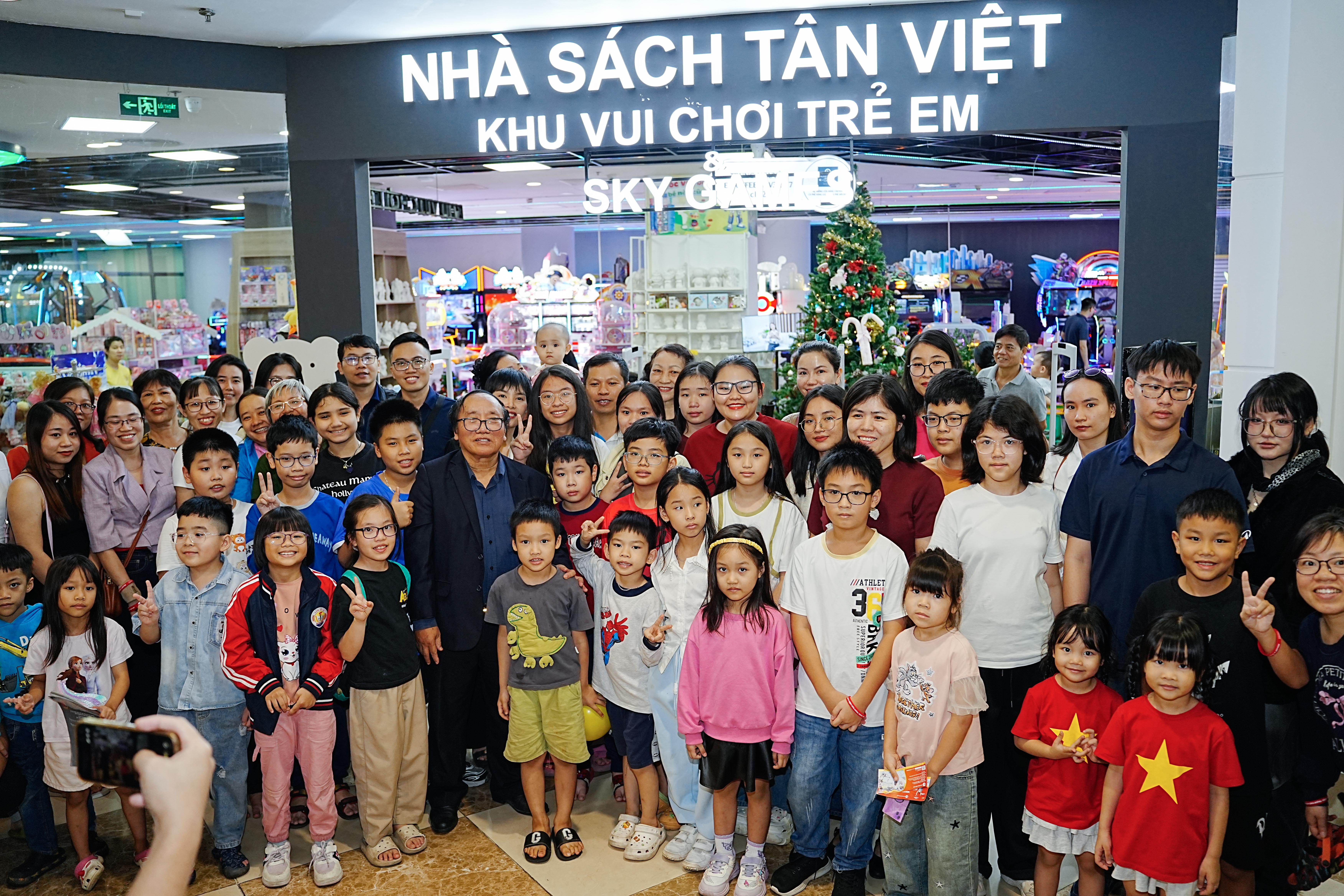 Nhà thơ Trần Đăng Khoa và các độc giả tại buổi giao lưu. 01762858675.jpeg