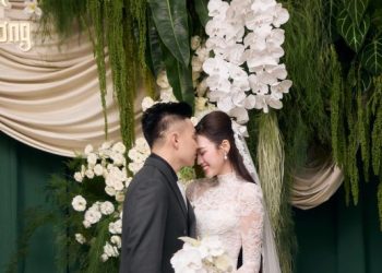 Doanh nhân tập đoàn lớn hôn hoa hậu Đỗ Thị Hà trong lễ đón dâu sáng 22/10