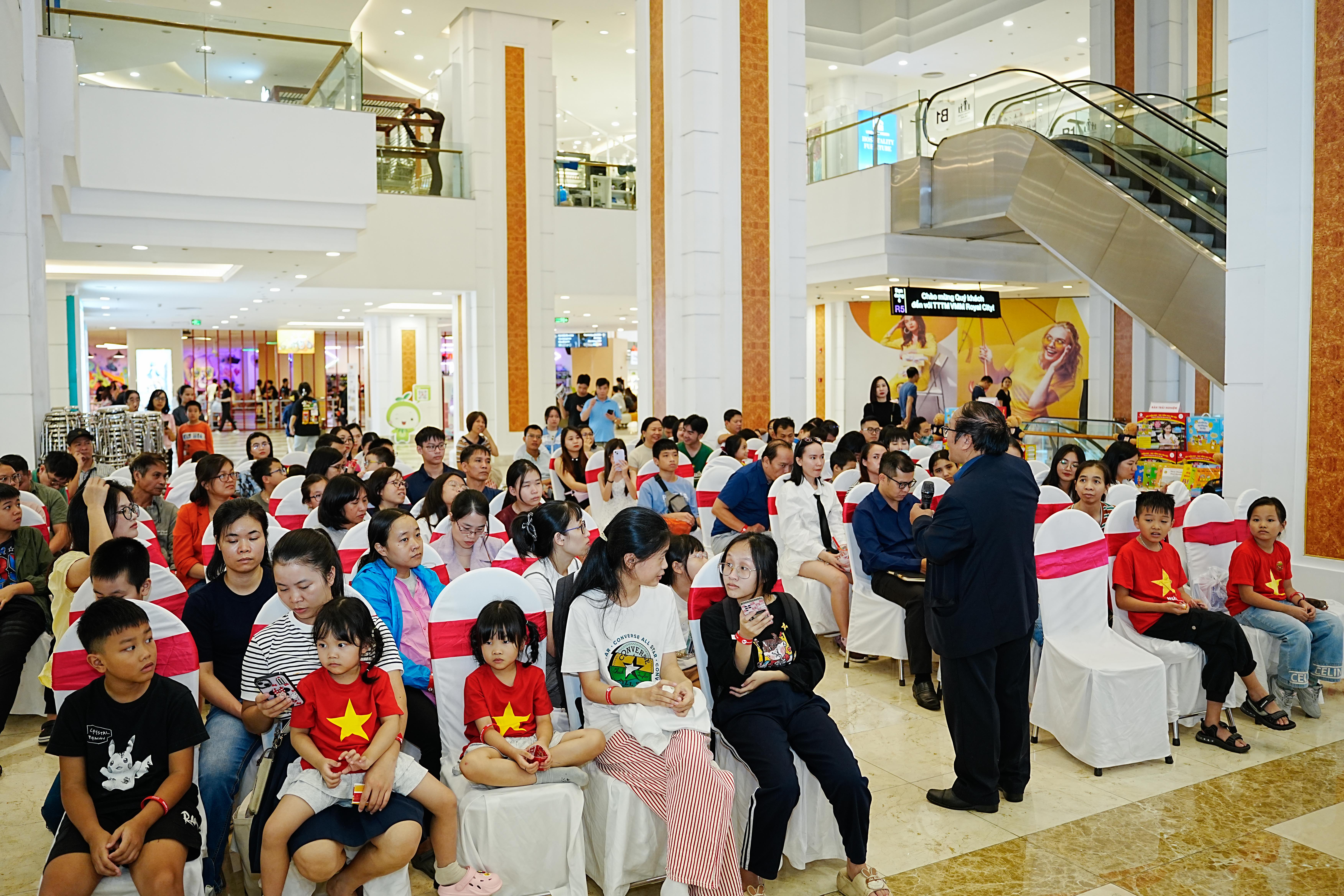 Dù thời tiết không thuận lợi do mưa to nhưng đã có rất nhiều độc giả tới không gian sách của Nhà sách Tân Việt để gặp gỡ Nhà thơ Trần Đăng Khoa. 11762858675.jpeg