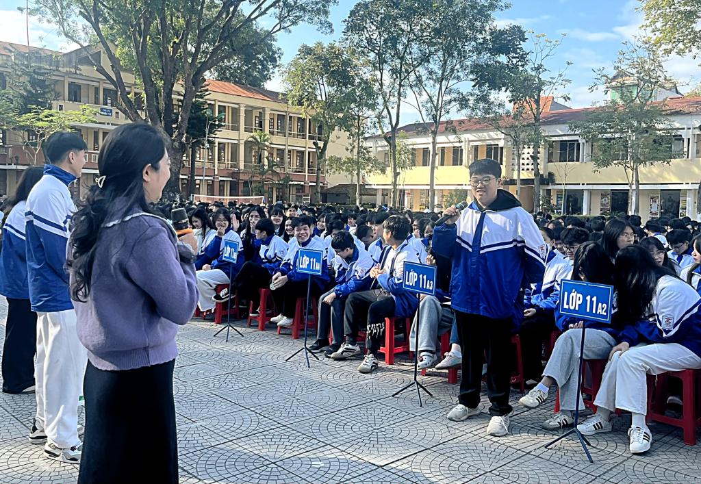 Học sinh Trường THPT Thành phố giao lưu, trao đổi kiến thức tại buổi truyền thông. 151661_img_20251215_174211_17493815-2