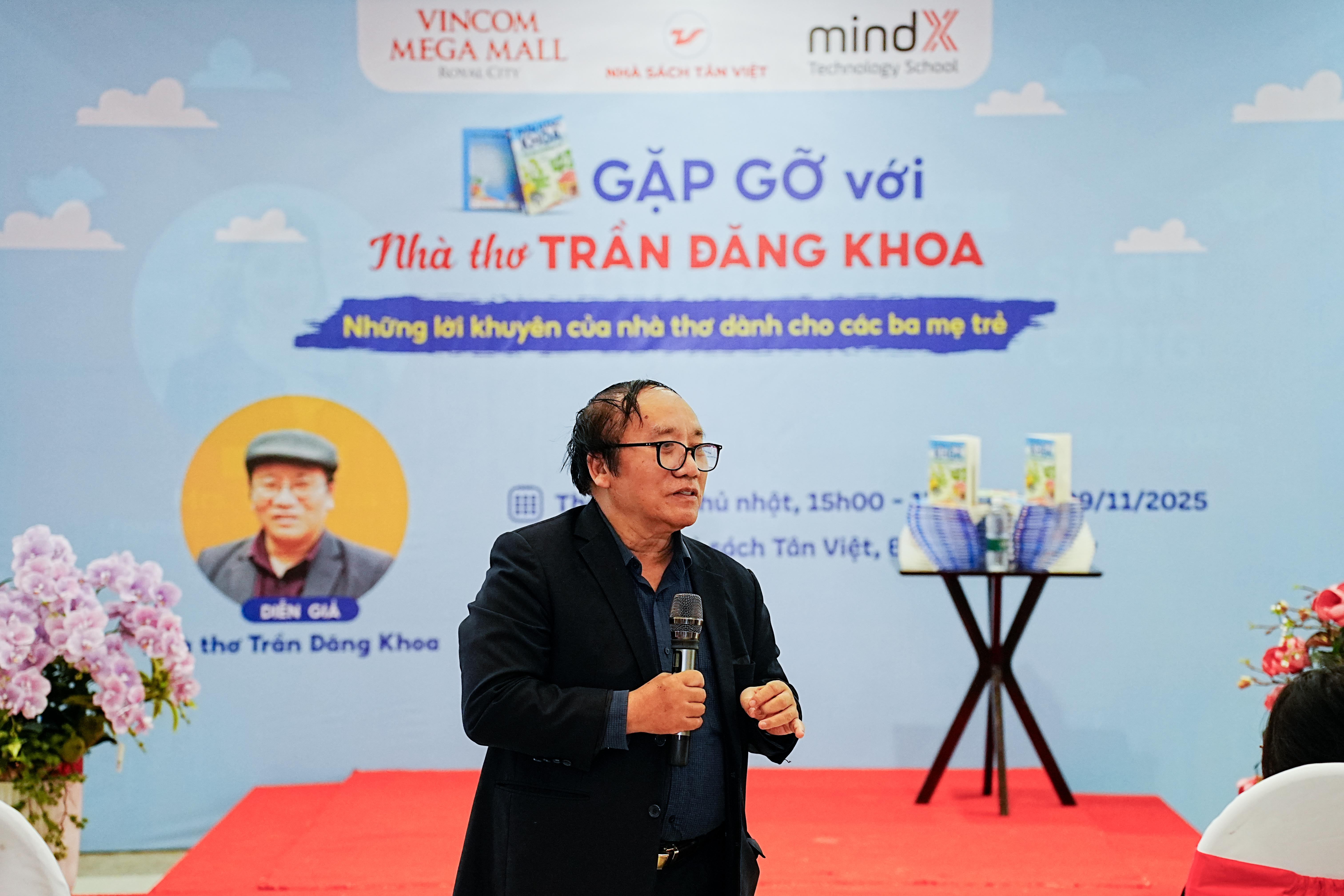 Nhà thơ nói giản dị: “Đấy là bác chỉ mô tả lại những gì bác nhìn thấy thôi. Thơ không phải là điều gì xa xôi. Thơ là từ cuộc sống mà ra.” 21762858675.jpeg