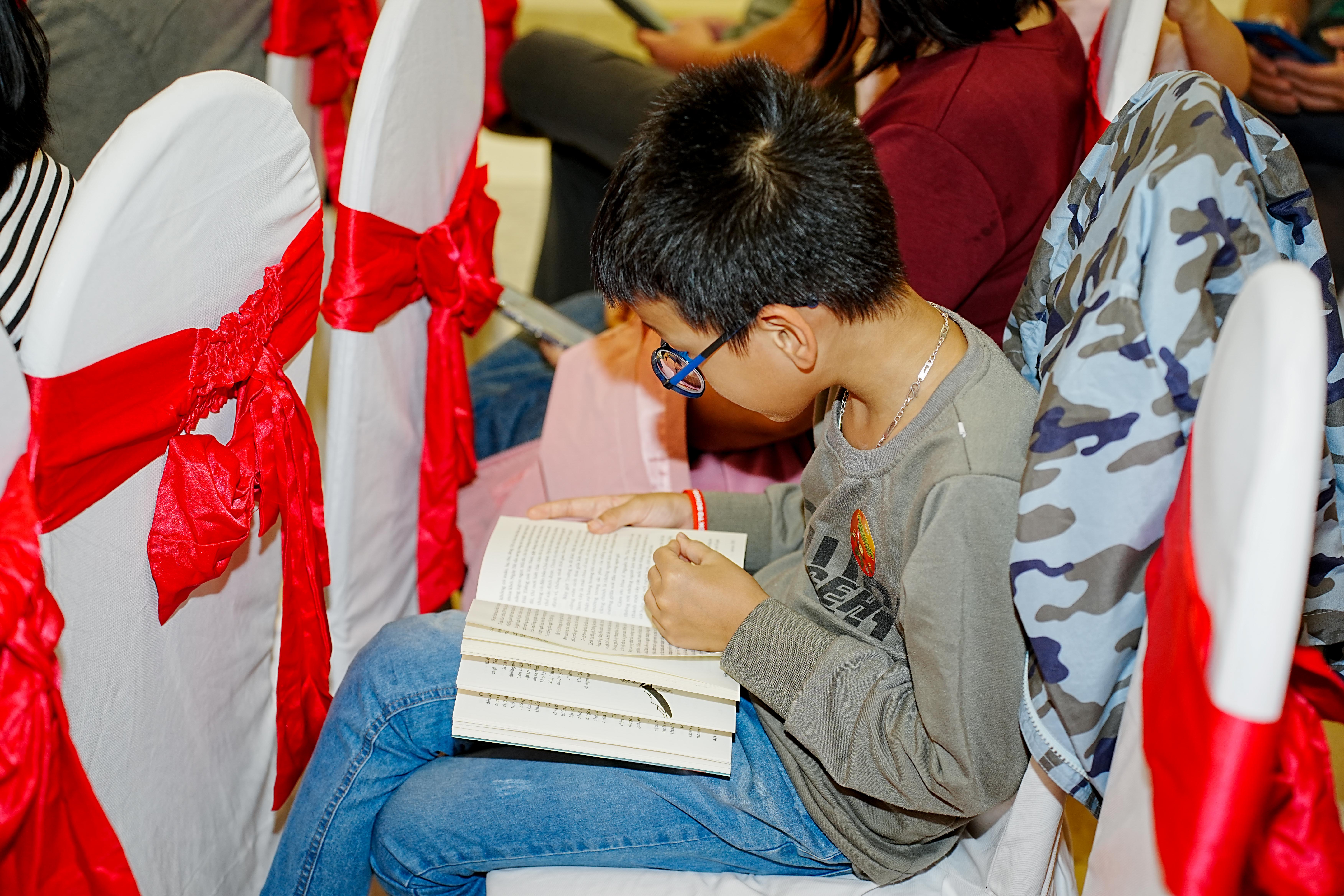 Độc giả nhí với những trang sách trong không gian của sự kiện. 31762858675.jpeg