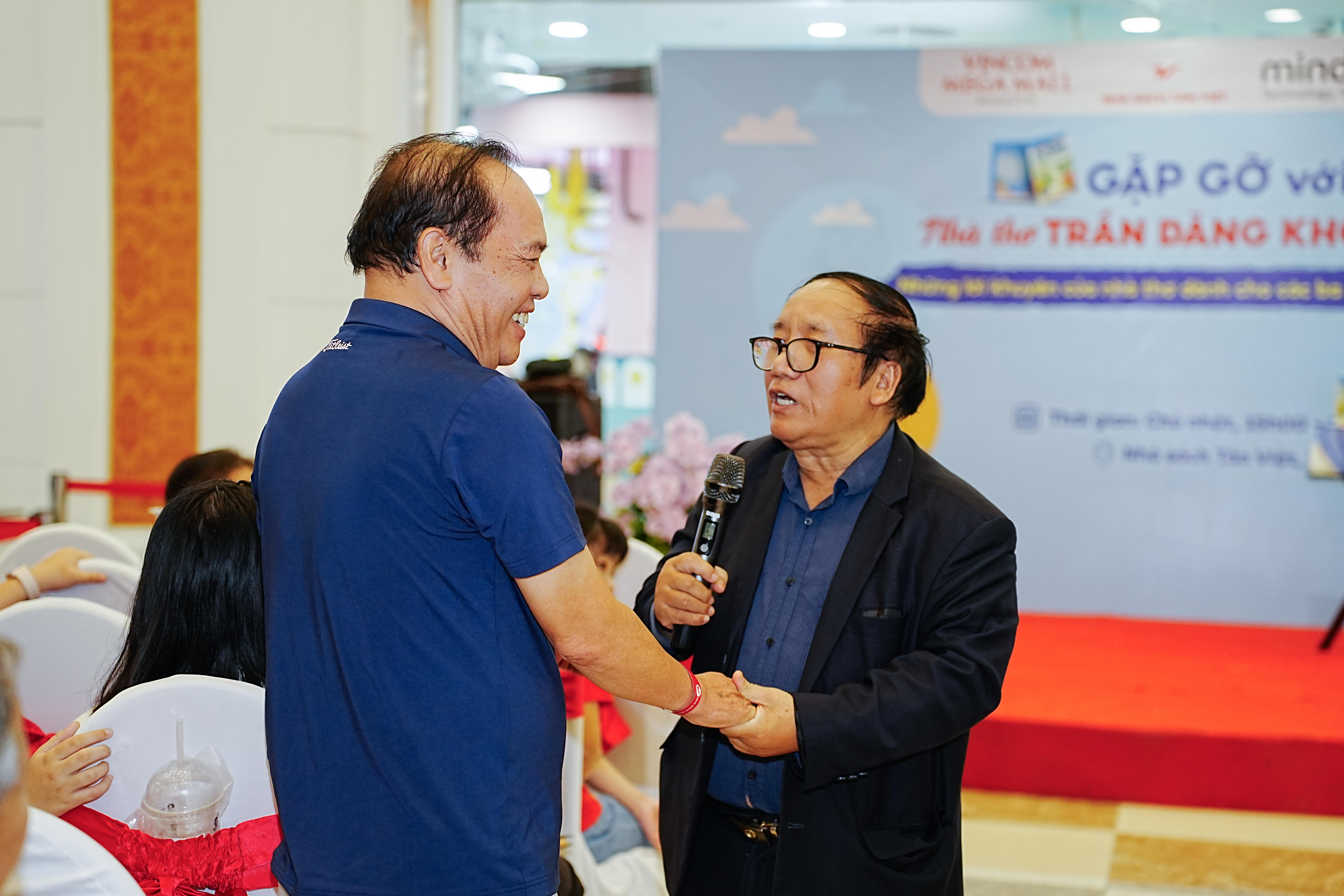 Nhà thơ Trần Đăng Khoa giao lưu với một độc giả yêu thơ. 41762858675.jpeg